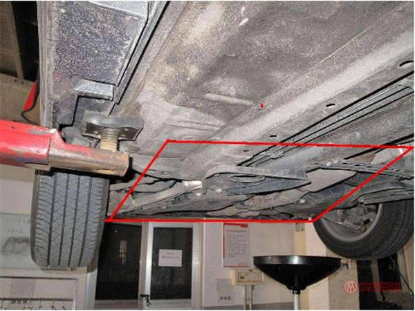 二手车评估师怎么检查底盘?什么样的底盘算是好的@chinaadec.com 图片