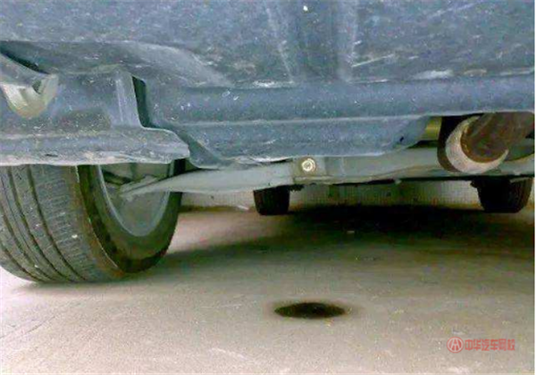二手车评估师怎么检查底盘?什么样的底盘算是好的@chinaadec.com 图片